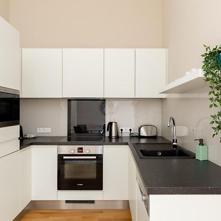Lovely 2-Bedroom Apartment At The Vaci Street Budapest Kültér fotó