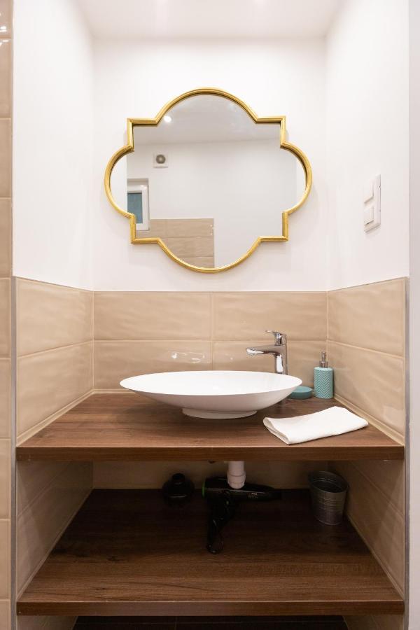 Lovely 2-Bedroom Apartment At The Vaci Street Budapest Kültér fotó