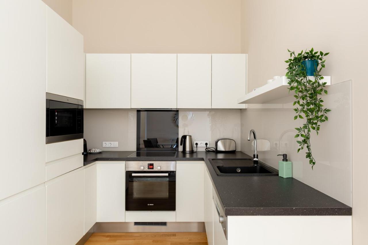 Lovely 2-Bedroom Apartment At The Vaci Street Budapest Kültér fotó