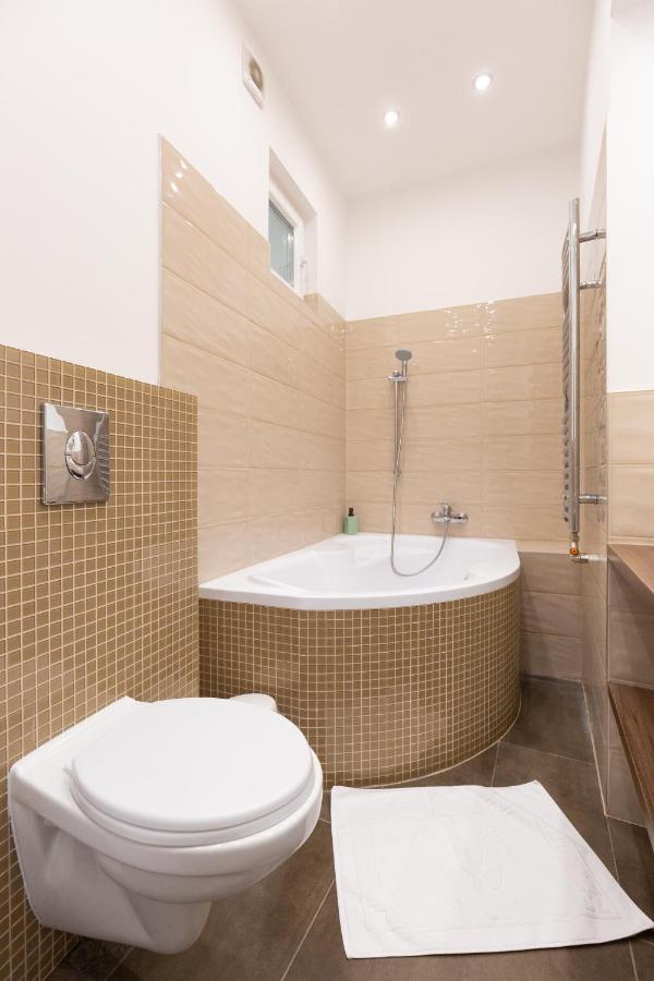 Lovely 2-Bedroom Apartment At The Vaci Street Budapest Kültér fotó