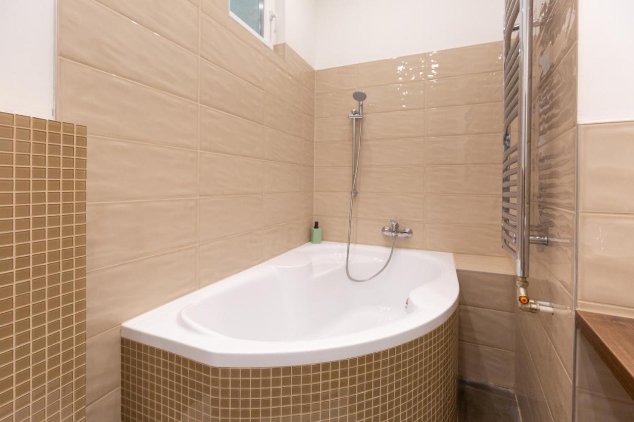 Lovely 2-Bedroom Apartment At The Vaci Street Budapest Kültér fotó