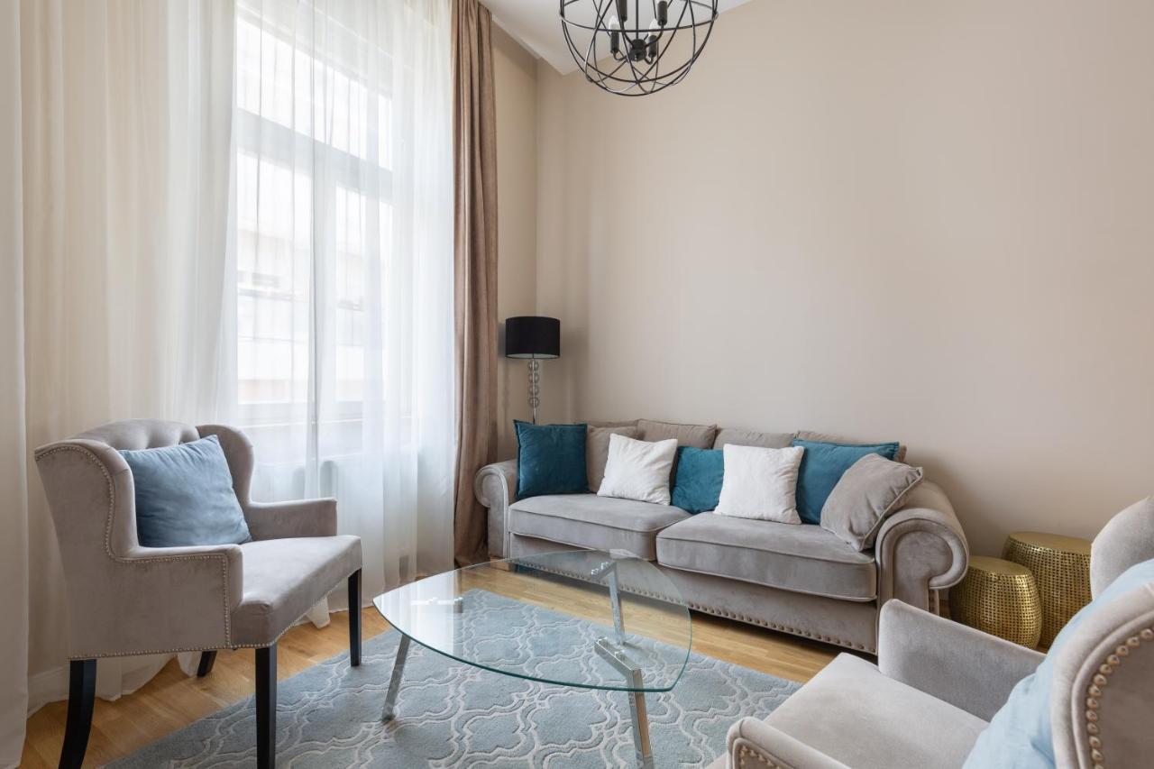 Lovely 2-Bedroom Apartment At The Vaci Street Budapest Kültér fotó