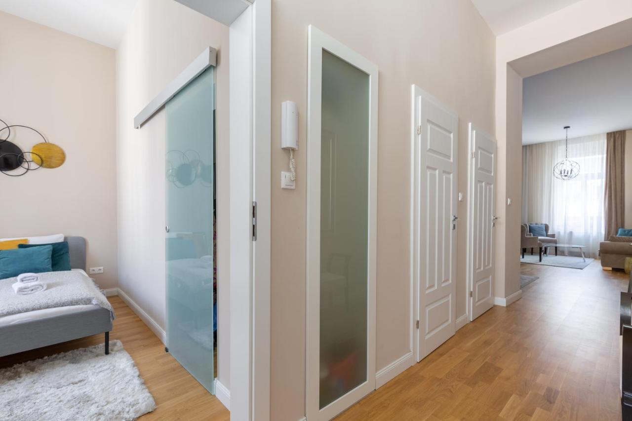 Lovely 2-Bedroom Apartment At The Vaci Street Budapest Kültér fotó