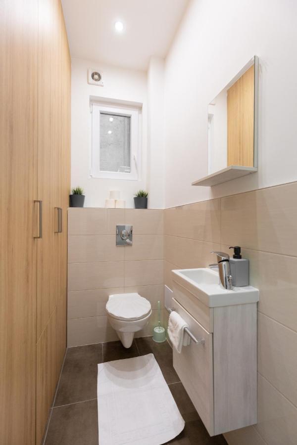 Lovely 2-Bedroom Apartment At The Vaci Street Budapest Kültér fotó