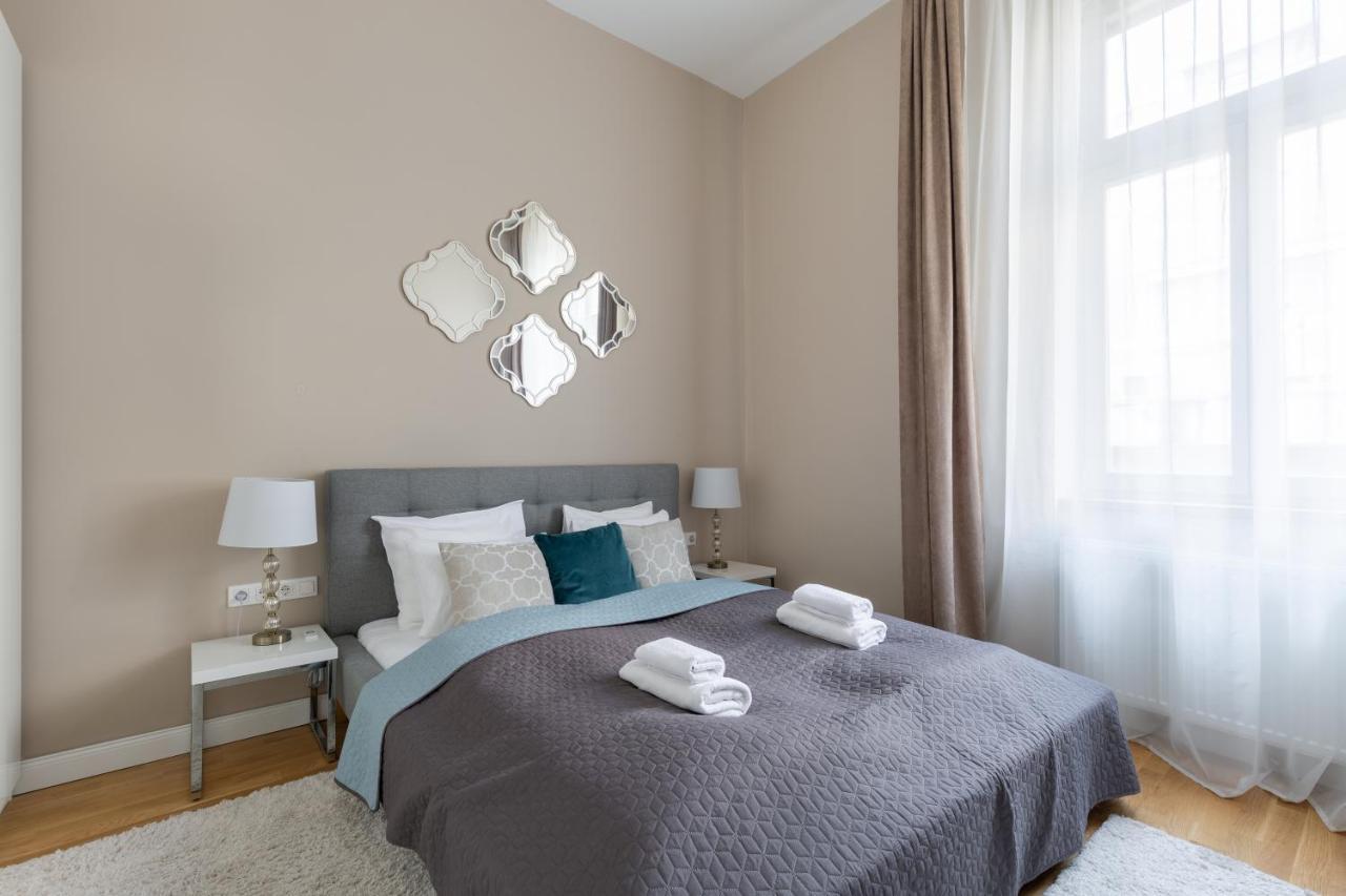 Lovely 2-Bedroom Apartment At The Vaci Street Budapest Kültér fotó